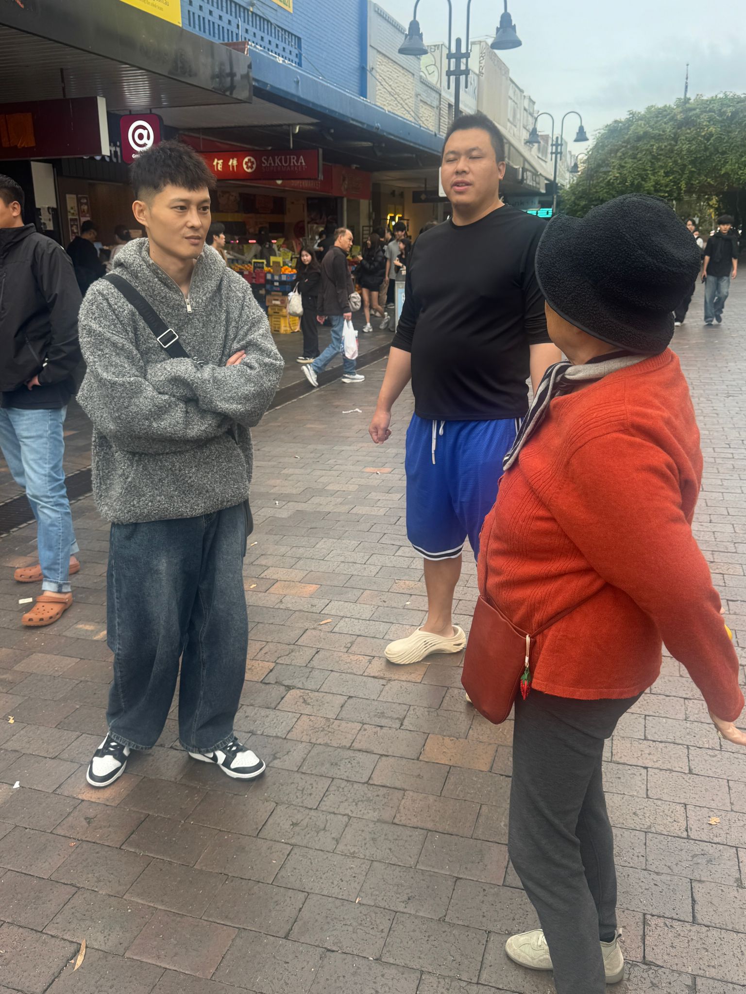 图四：路过支持者讲述自身遭遇 / Figure 4: A passerby sharing her personal experience