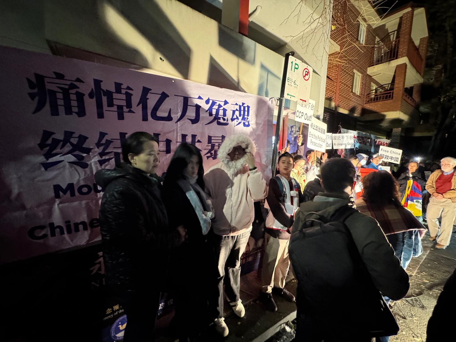 总领事馆前的烛光守夜现场