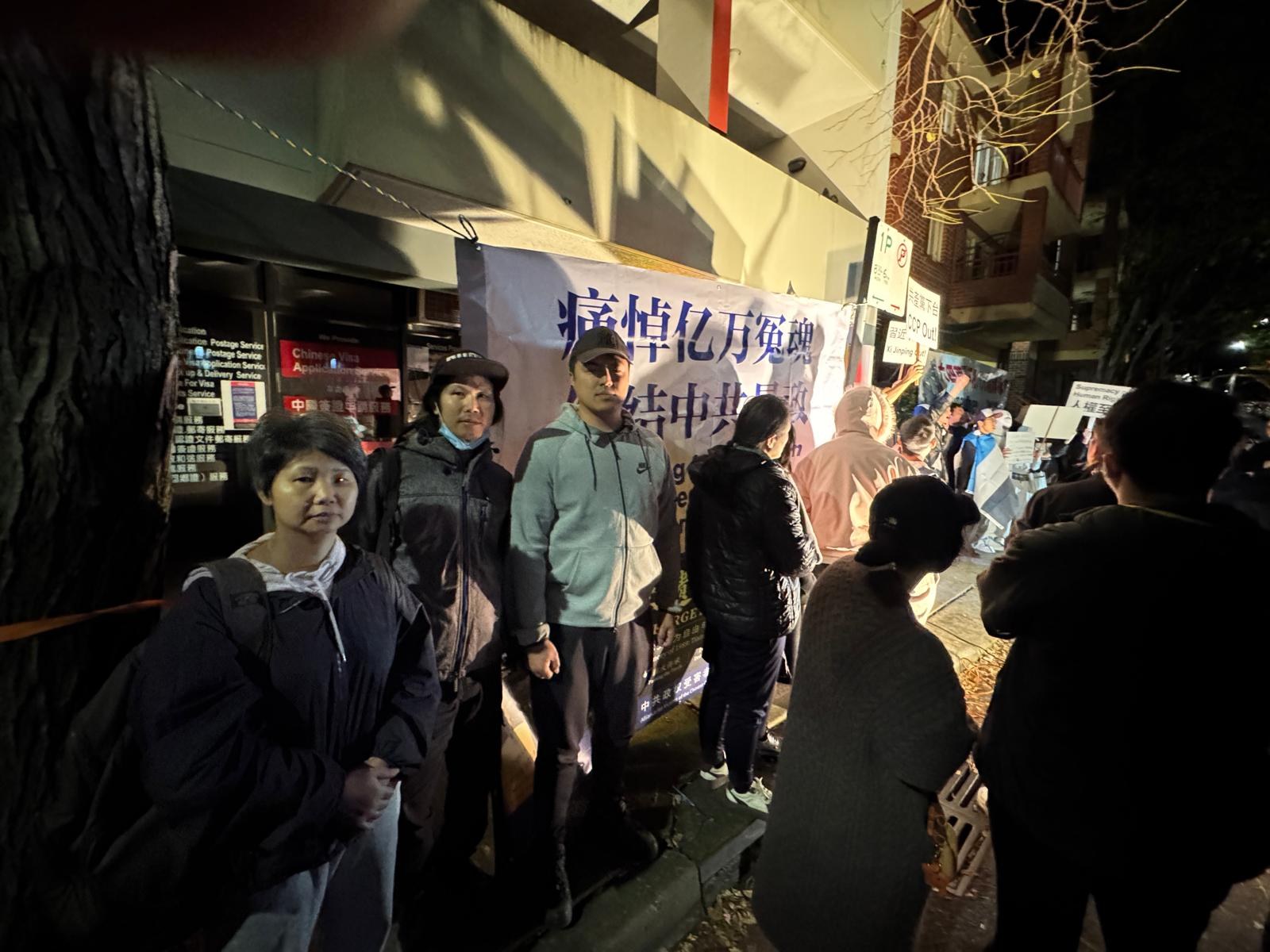 现场参与者与横幅