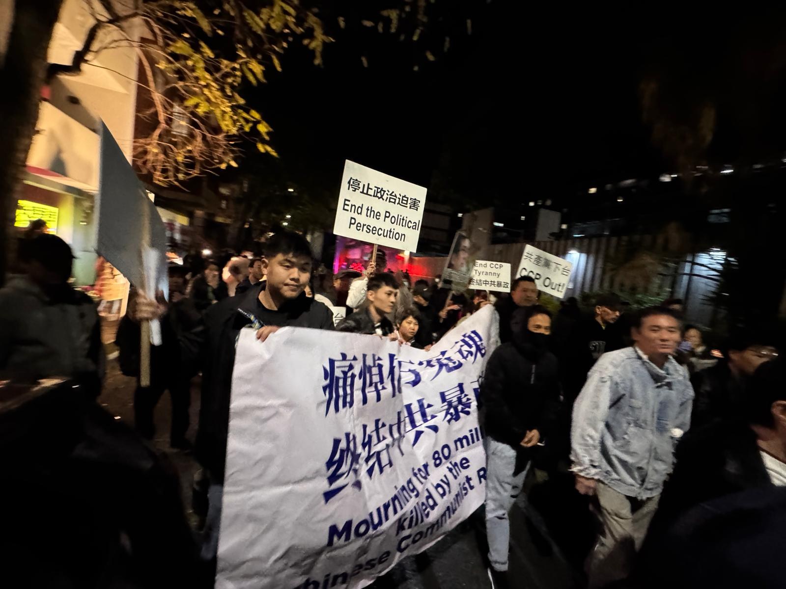 高喊口号的游行现场