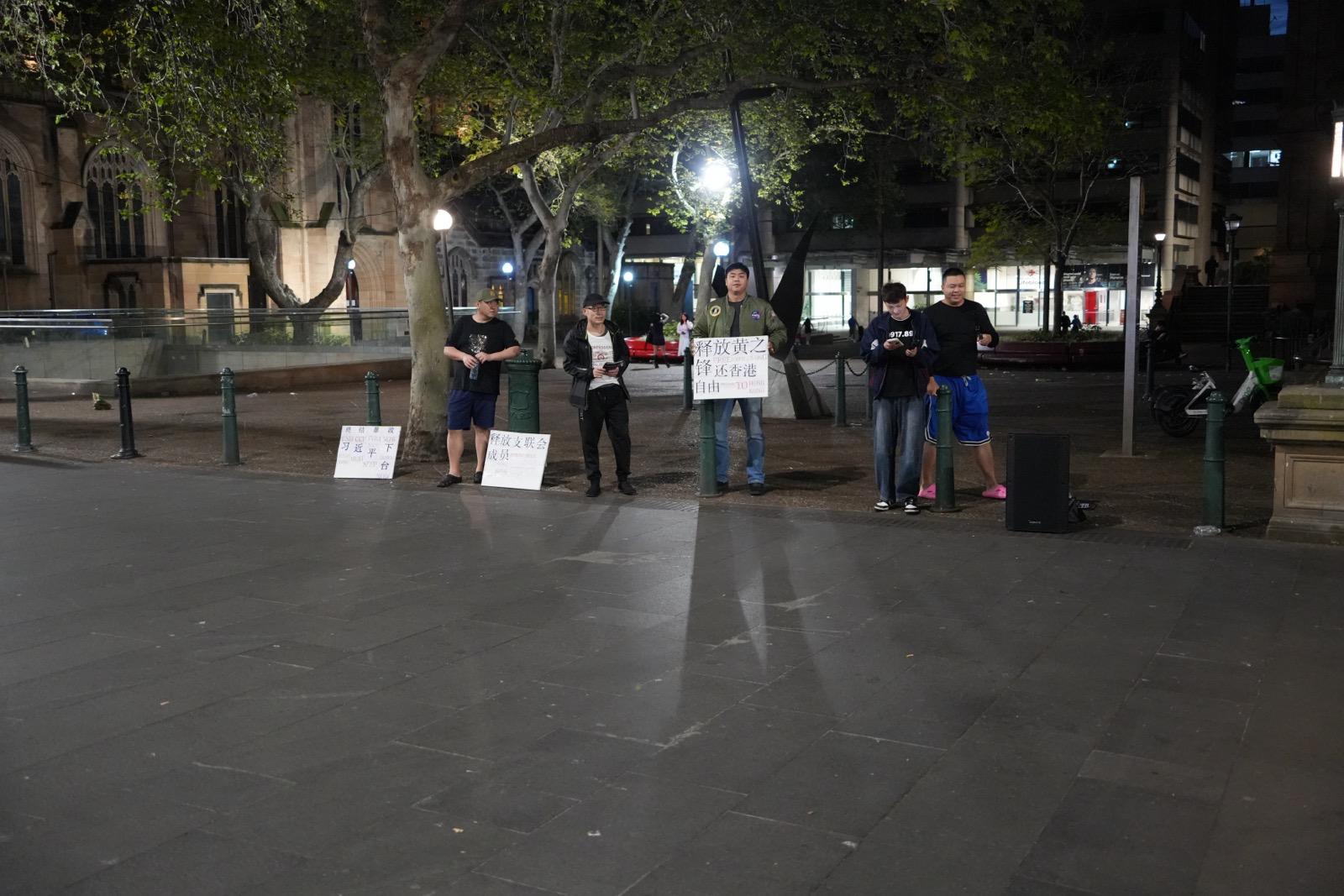 活动成员在 Town Hall 展示声援香港及关注新疆人权的标语