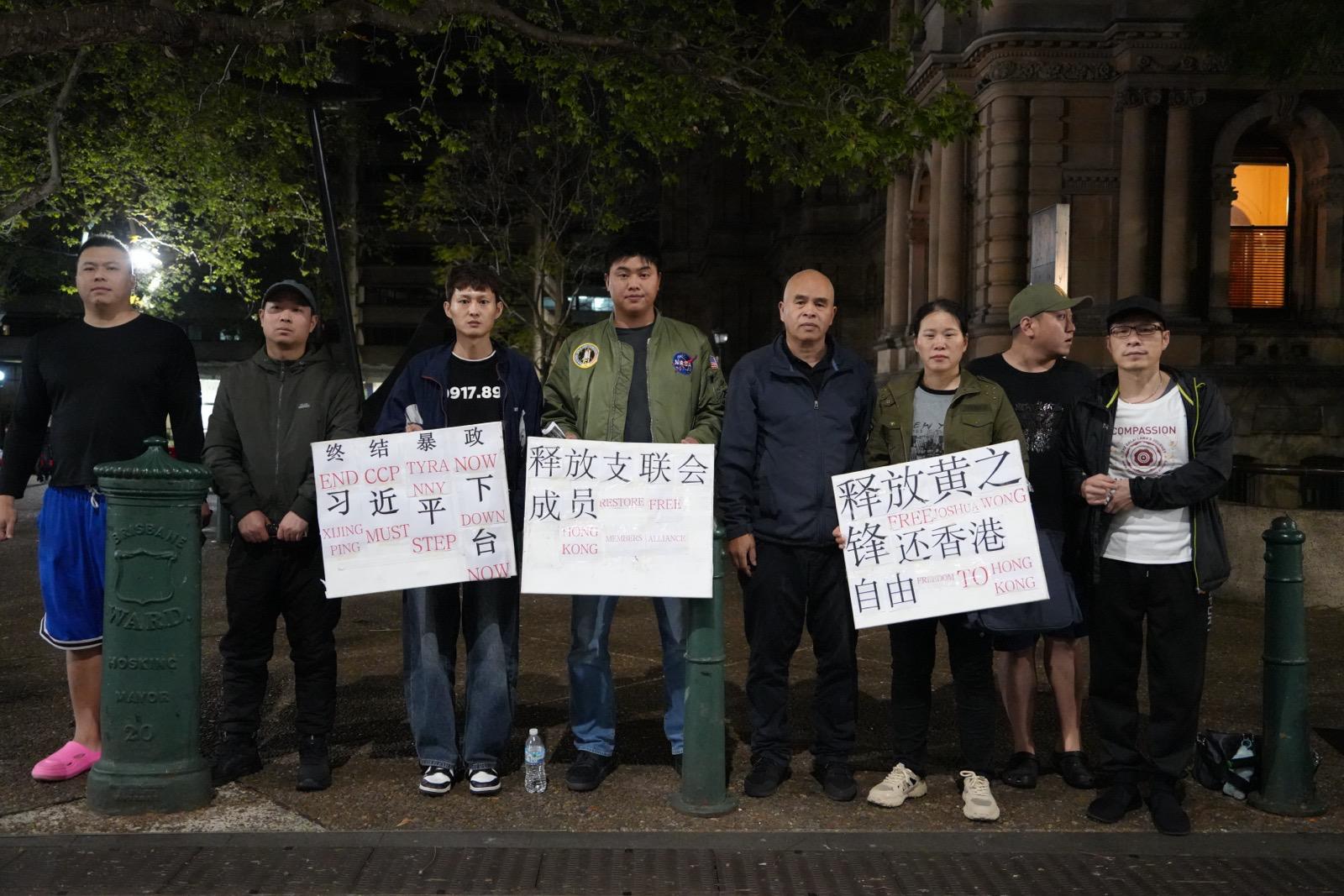 9月13日悉尼 Town Hall 活动八人集体合影